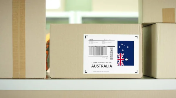 Коробка з Австралії на полиці. — стокове фото