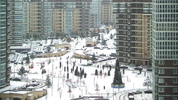 俄罗斯莫斯科的现代住宅区，圣诞节前和新年前的降雪假期 — 图库照片