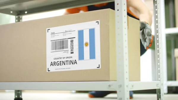 Pudełko z produktami z Argentyny i pracownikami magazynu — Zdjęcie stockowe