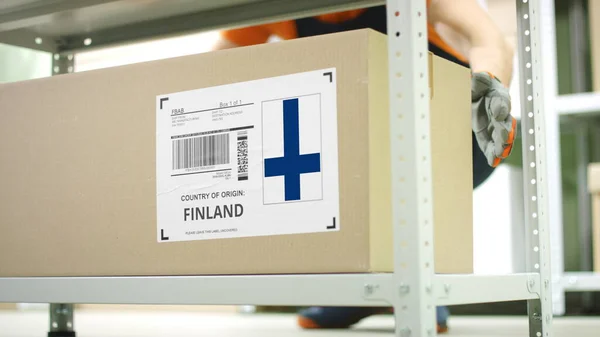 Scatola con merci dalla Finlandia in un magazzino — Foto Stock