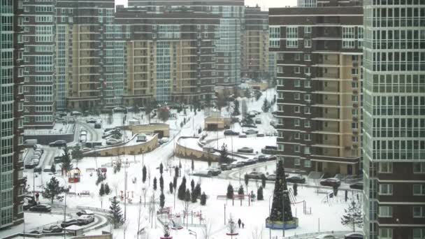 Idő eltelte egy modern lakóövezet Moszkvában, Oroszországban karácsony előtt és szilveszterkor ünnepek csökkenő hó — Stock videók