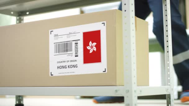 Caja con productos de Hong Kong y empleados de almacenamiento — Vídeos de Stock