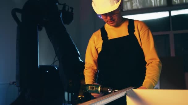 Construction worker with a power screwdriver — Stock Video