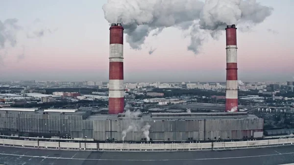 Captura aérea de uma central eléctrica poluente no meio urbano — Fotografia de Stock