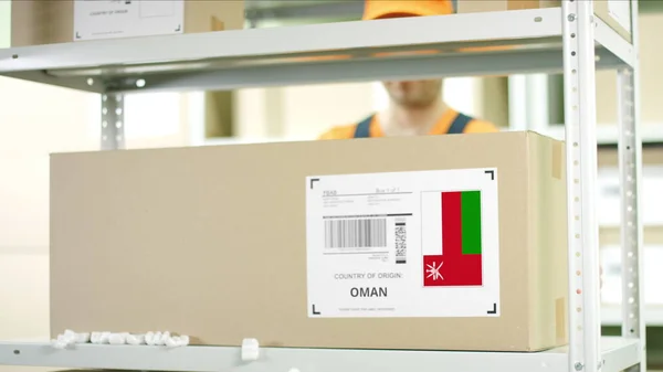 Pudełko kartonowe od Omanu i pracownika magazynu — Zdjęcie stockowe