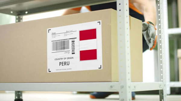 Scatola di cartone con merci provenienti dal Perù in un magazzino — Foto Stock