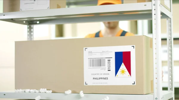 Caja con mercancías de Filipinas en un almacén — Foto de Stock