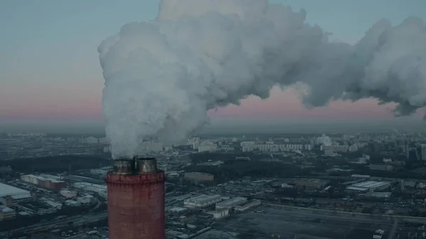 Vue aérienne d'une cheminée de fumée polluante — Photo