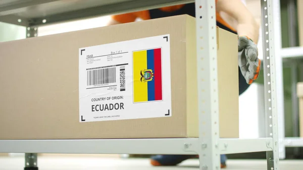 Pudełko z towarami z Ekwadoru w magazynie — Zdjęcie stockowe