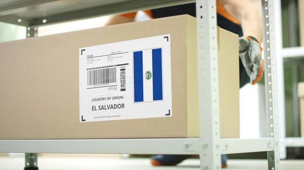 Il dipendente di stoccaggio porta via un cartone con merci da El Salvador — Foto Stock