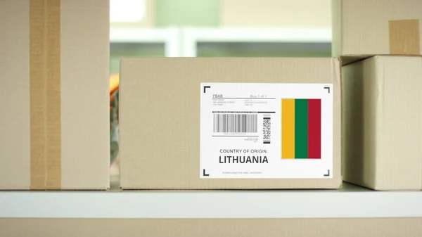 Коробка з Литви на полиці. — стокове фото