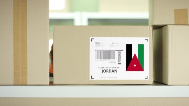 棚の上にヨルダンの製品と箱 — ストック動画
