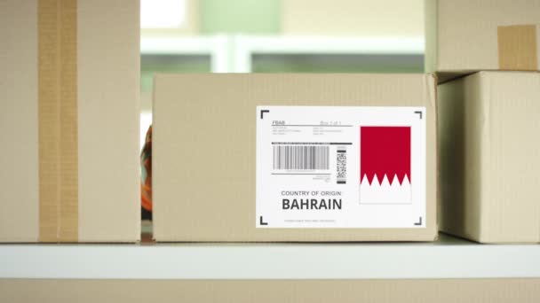 Kartonnen pakket uit Bahrein in een postopslag — Stockvideo