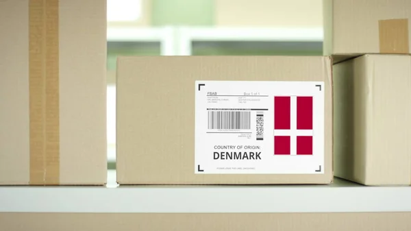 Una scatola dalla Danimarca sullo scaffale — Foto Stock