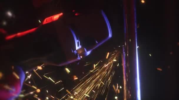 Uçan kıvılcımlarla metal bir tüp kesmek, yavaş çekim makro çekim — Stok video