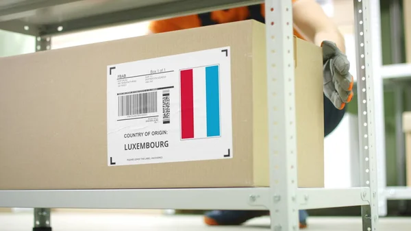 Scatola con merci provenienti dal Lussemburgo in magazzino — Foto Stock