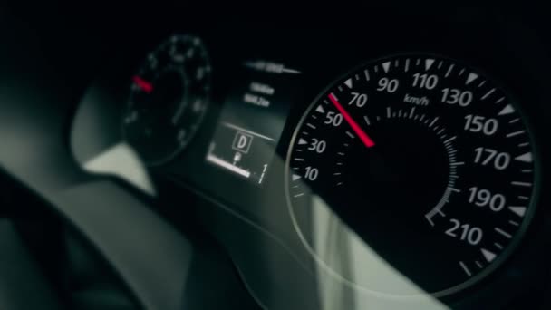 Disminución de la velocidad del panel de control del coche o primer plano guion disparo — Vídeo de stock