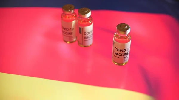 Injekční lahvičky s vakcínou COVID-19 a vlajkou Německa — Stock fotografie