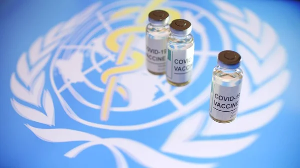 Frascos para injetáveis com a vacina COVID-19 e bandeira da Organização Mundial de Saúde — Fotografia de Stock