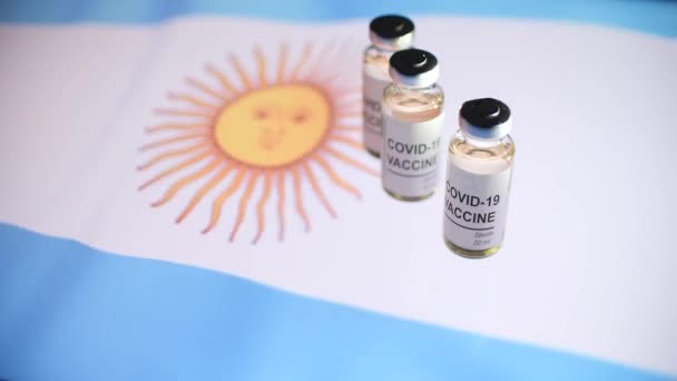 Flacons avec vaccin COVID-19 et drapeau de l'Argentine — Video