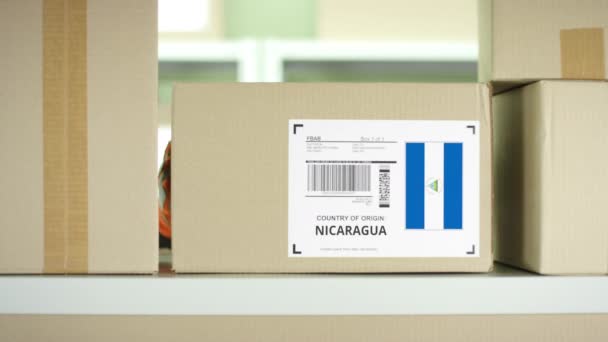 Een doos uit Nicaragua op de plank — Stockvideo