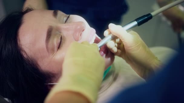 Пациентка стоматолога — стоковое видео