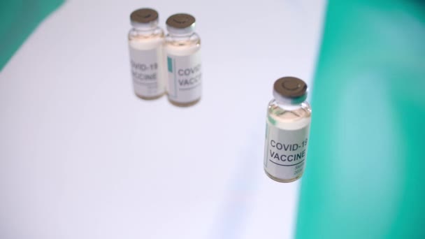 Frascos de vidro com vacina COVID-19 e bandeira da Nigéria — Vídeo de Stock