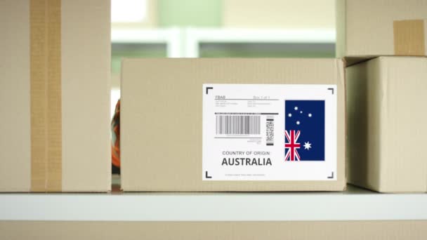 Коробка из Австралии на полке — стоковое видео