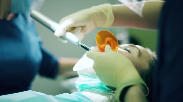 Zahnarzt nutzt das zahnärztliche Heilungslicht — Stockvideo