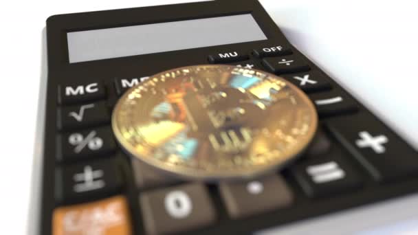 Bitcoin símbolo de dinero en las teclas y texto INVERSIÓN en la pantalla de la calculadora, animación conceptual 3d — Vídeos de Stock