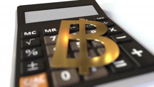 Baht símbolo de dinero en las teclas y pagar impuestos texto en la pantalla de la calculadora, la animación conceptual 3d — Vídeos de Stock