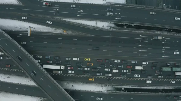 Vista aérea de arriba hacia abajo de una amplia carretera y atasco de tráfico en la nieve que cae — Foto de Stock