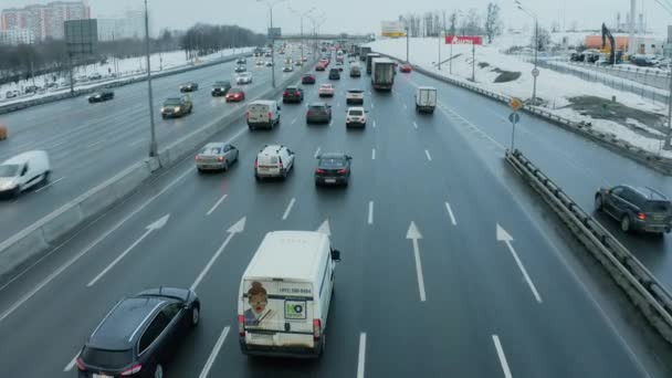 MOSKOW, Rusya - 29 Ocak 2021. Düşük irtifa FPV Kışın yağan kar altında Moskova çevre yolu trafiğinin hava görüntüsü — Stok video
