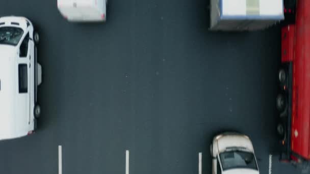 Düşük irtifa, kışın yoğun yol trafiğinin yukarıdan aşağı görüntüsü — Stok video