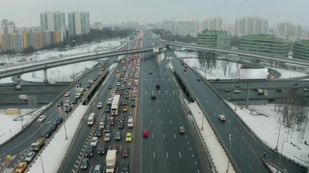 Luftaufnahme des Staus auf der Mozhayskoye-Autobahn in Moskau zur Hauptverkehrszeit am Abend, Russland — Stockvideo