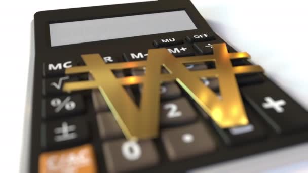 Выигранный символ валюты на клавишах и текст экономии на дисплее калькулятора. Концептуальная 3D анимация — стоковое видео