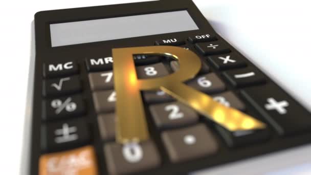 Кредитный текст на дисплее калькулятора и символ Rand Money. Финансовая концепция. 3d анимация — стоковое видео