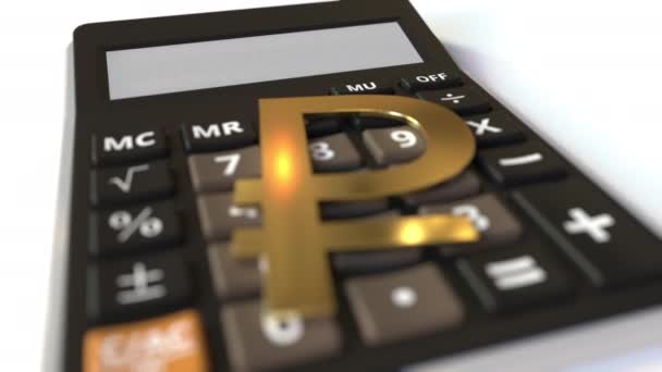 Rublo símbolo de moneda en las teclas y el texto de cambio en la pantalla de la calculadora. Animación 3D conceptual — Vídeo de stock
