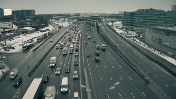 МОСКВА, РОССИЯ - 29 ЯНВАРЯ 2021 года. Воздушный кадр Московской кольцевой автомобильной дороги с перегруженным движением в снег зимой — стоковое видео