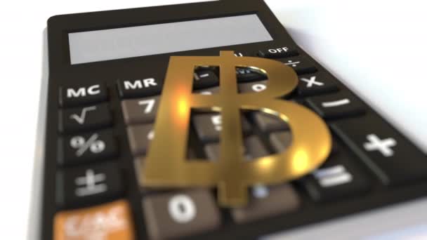 INVEST tekst na wyświetlaczu kalkulatora i symbol baht pieniądze. Koncepcja finansowa. Animacja 3D — Wideo stockowe