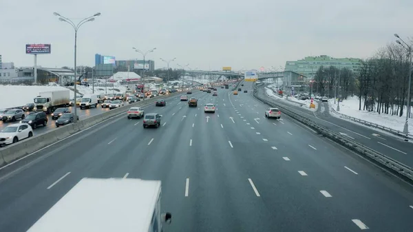 MOSCOW, RUSSIA - JANUARY 29, 2021. Повітряний постріл на вулиці Москва Перстень під снігопадом. — стокове фото