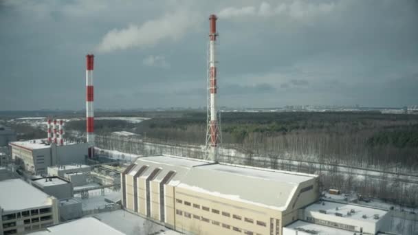 Luchtfoto van een elektriciteitscentrale en schoorstenen in de winter — Stockvideo