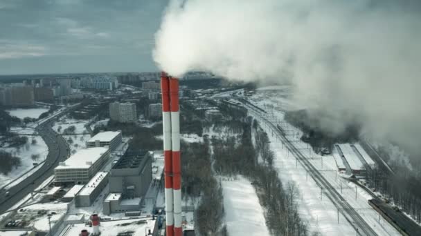Foto aérea de una moderna chimenea triple en invierno — Vídeos de Stock