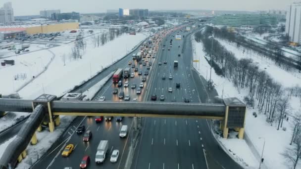 Luftaufnahme eines viel befahrenen Autobahnstaus zur Hauptverkehrszeit im Winter — Stockvideo