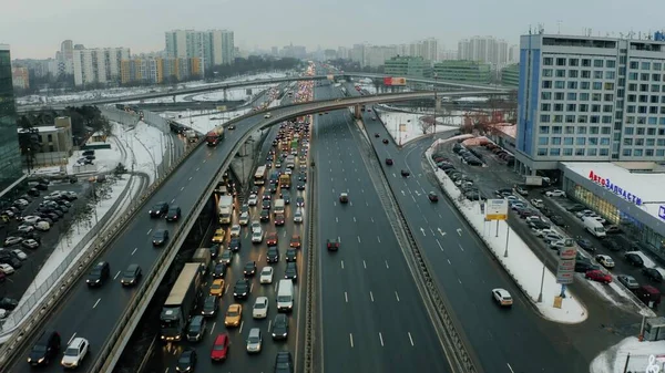 MOSKVA, RUSKO - 29. června2021. Letecký snímek dálniční zácpy Moshayskoye v dopravní špičce, letící směrem do centra města — Stock fotografie