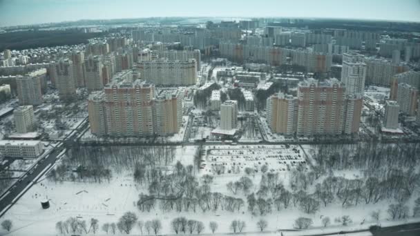 Letecký pohled na rezidenční čtvrť Solntsevo na dálnici Borovskoye v zimě. Moskva, Rusko — Stock video