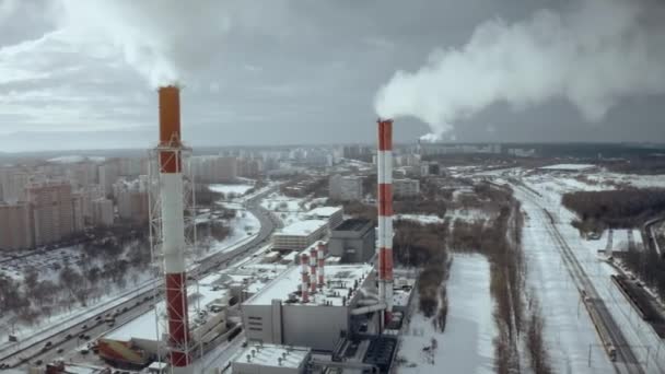 Luchtfoto van schoorstenen in stedelijk gebied in de winter — Stockvideo