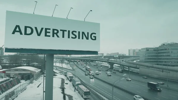 Vue aérienne d'un panneau d'affichage avec texte publicitaire à l'autoroute urbaine en hiver — Photo