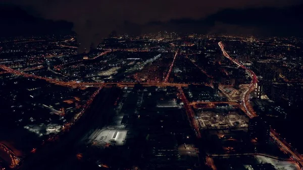 Vista aérea del horizonte de Moscú por la noche, Rusia. Vista desde los suburbios del suroeste hacia el centro de la ciudad —  Fotos de Stock