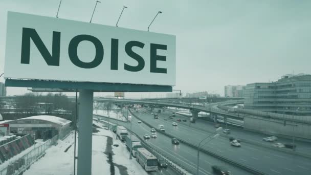 Zdjęcie lotnicze billboardu z tekstem NOISE na autostradzie miejskiej w zimie — Wideo stockowe